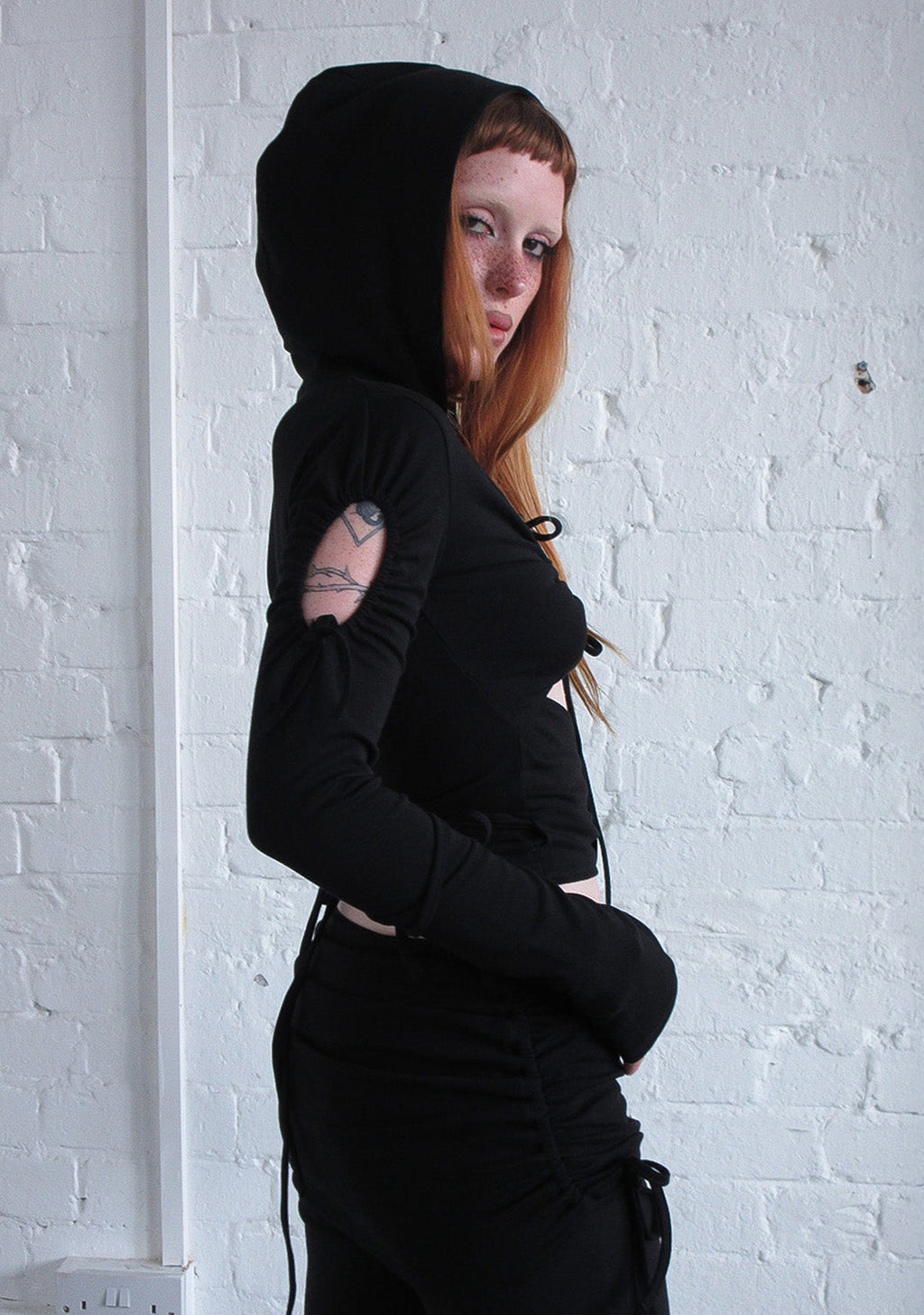 ENVY SCULPT STRETCH TIE HOODIE BLACK