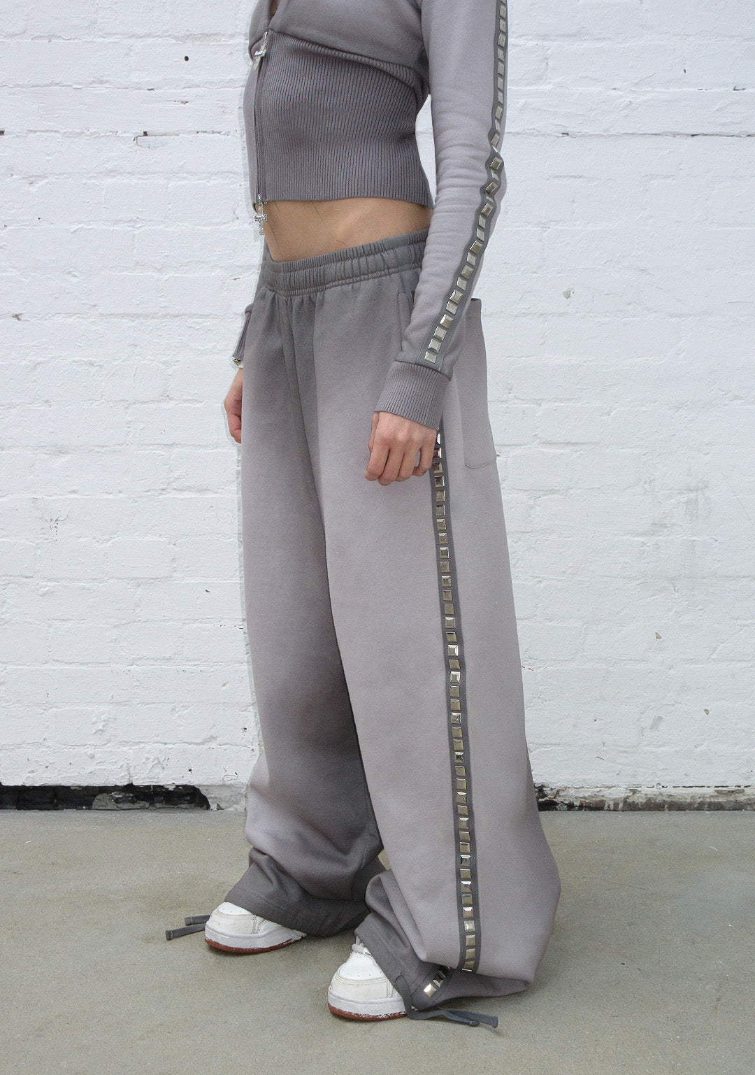 RUMOUR STUDDED OVERSIZED SWEATPANTS GRADIENT GREY