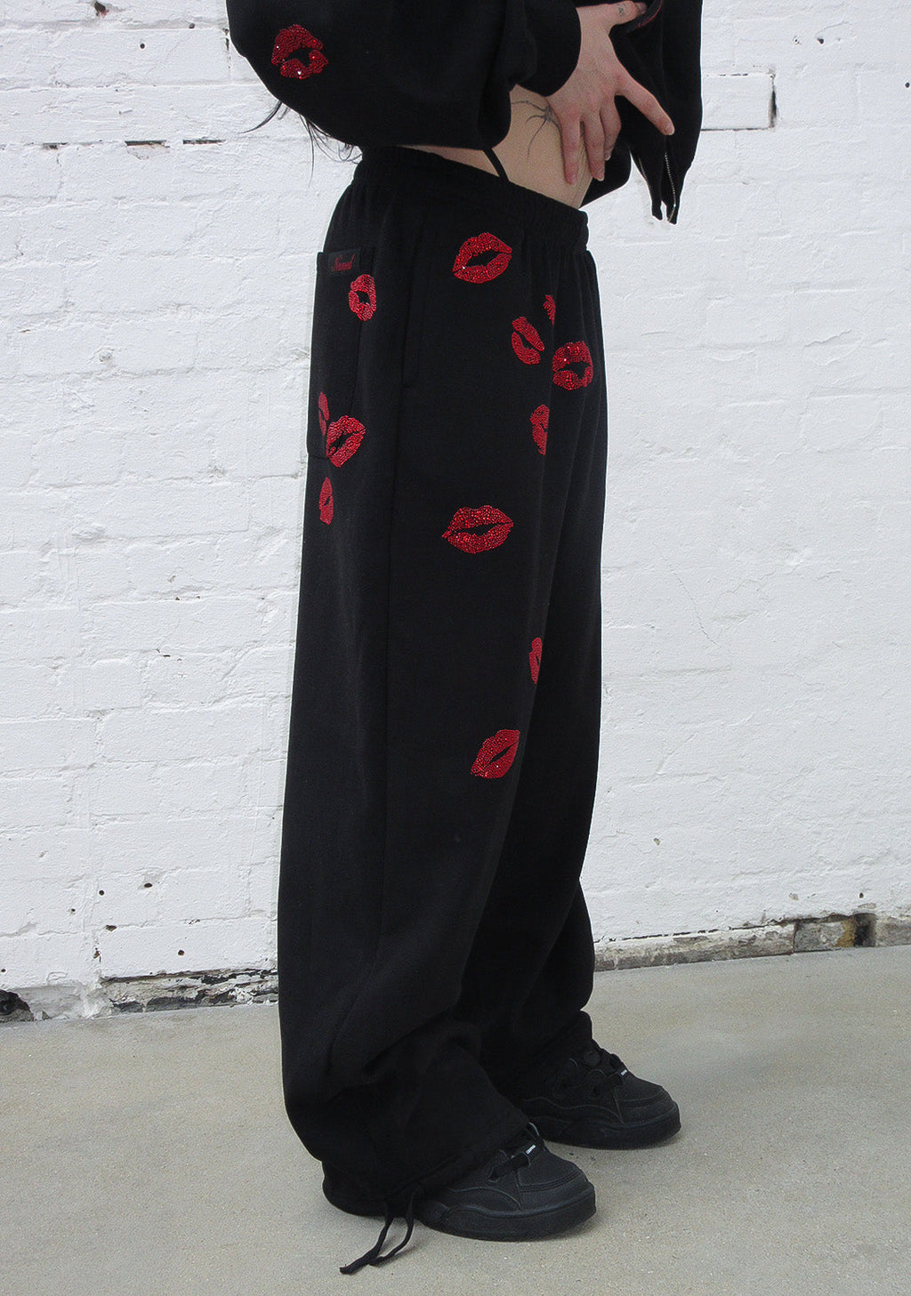 TEASE RHINESTONE KISS OVERSIZED SWEATPANTS BLACK