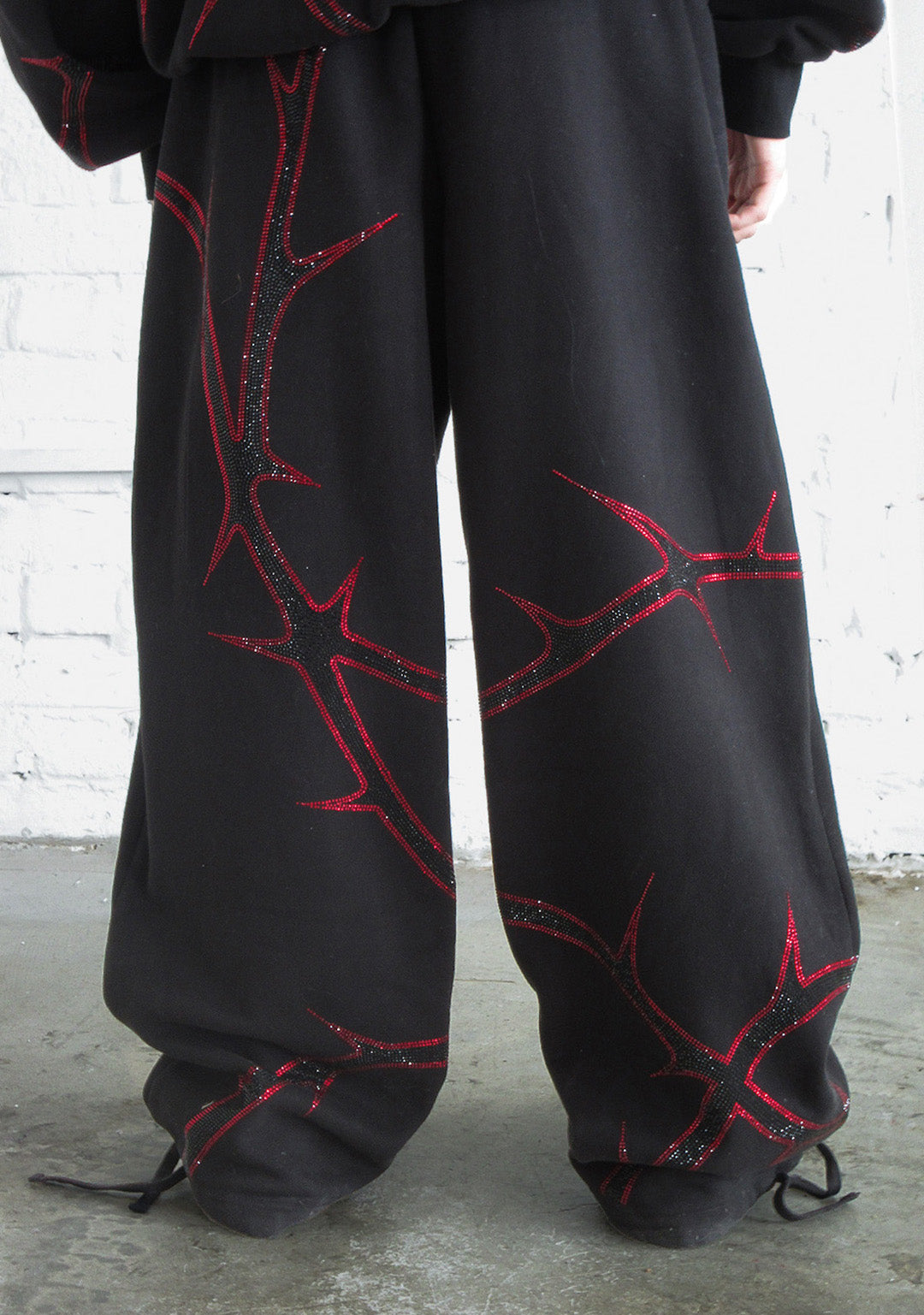 THORN RHINESTONE SWEATPANTS BLACK AND RED